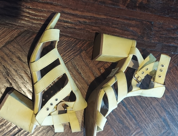 016,Comfort Est. 1946 Sandals heels light Yellow 💛 - Picture 2 of 12